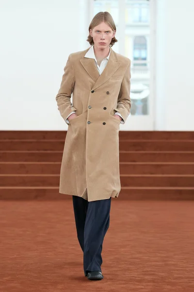 Look 30